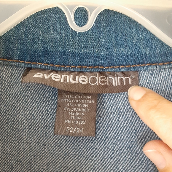 Embroidered Denim Jacket
Sz 22 24 - Picture 8 of 9